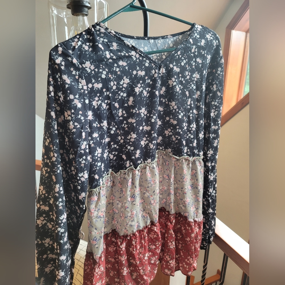V-neck lonsleeve top